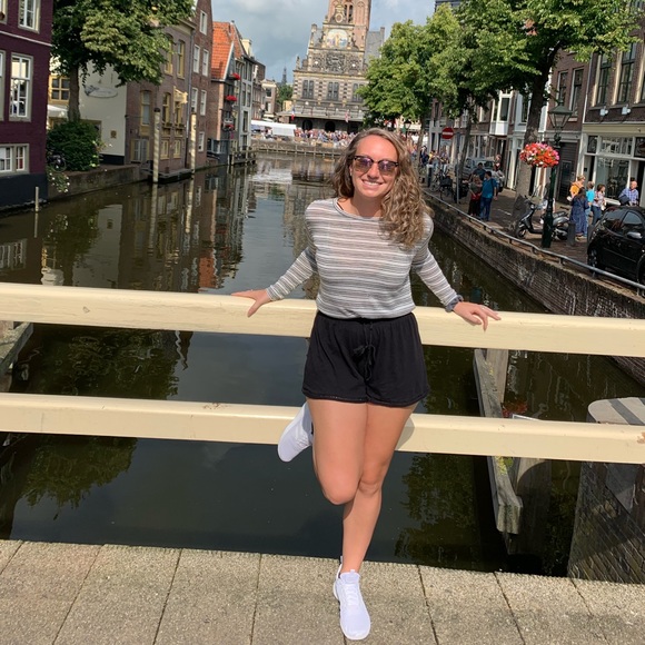 Meet your Posher, Amanda - Picture 2 of 4